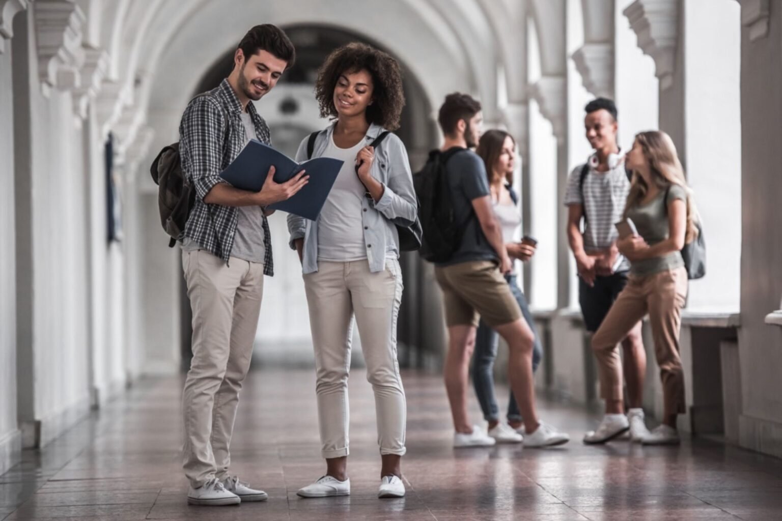 gruppo di studenti chiacchierano all'università