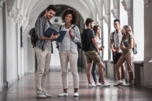 gruppo di studenti chiacchierano all'università