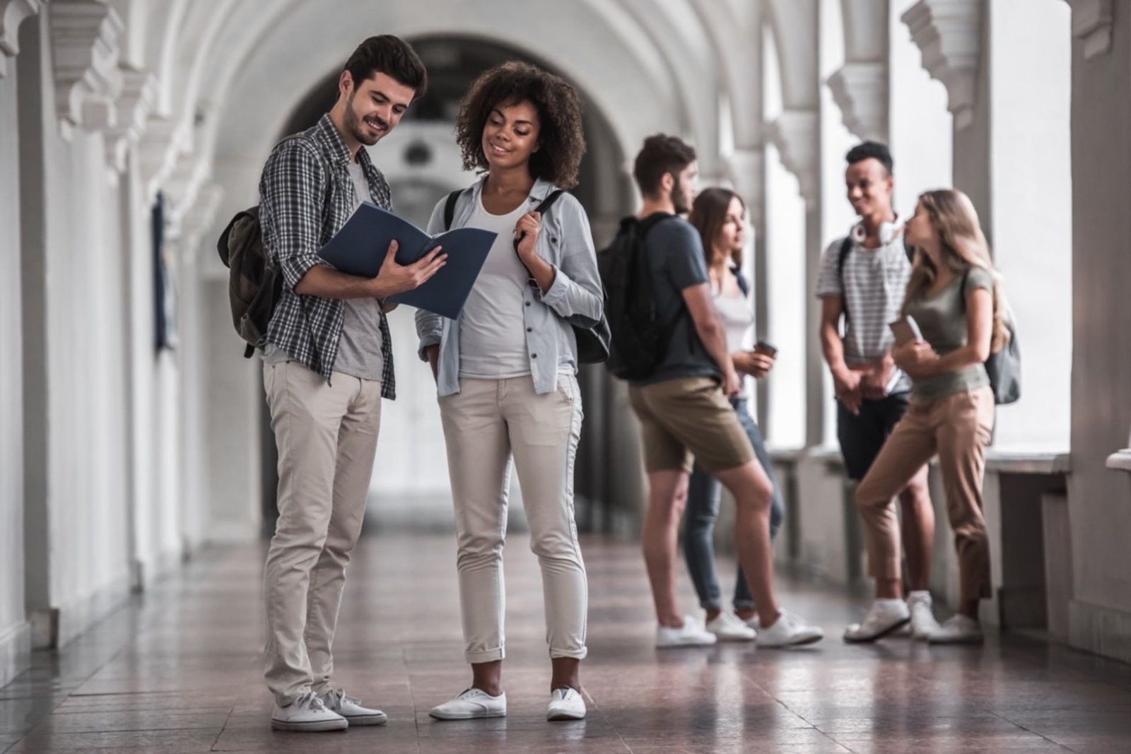 gruppo di studenti chiacchierano all'università